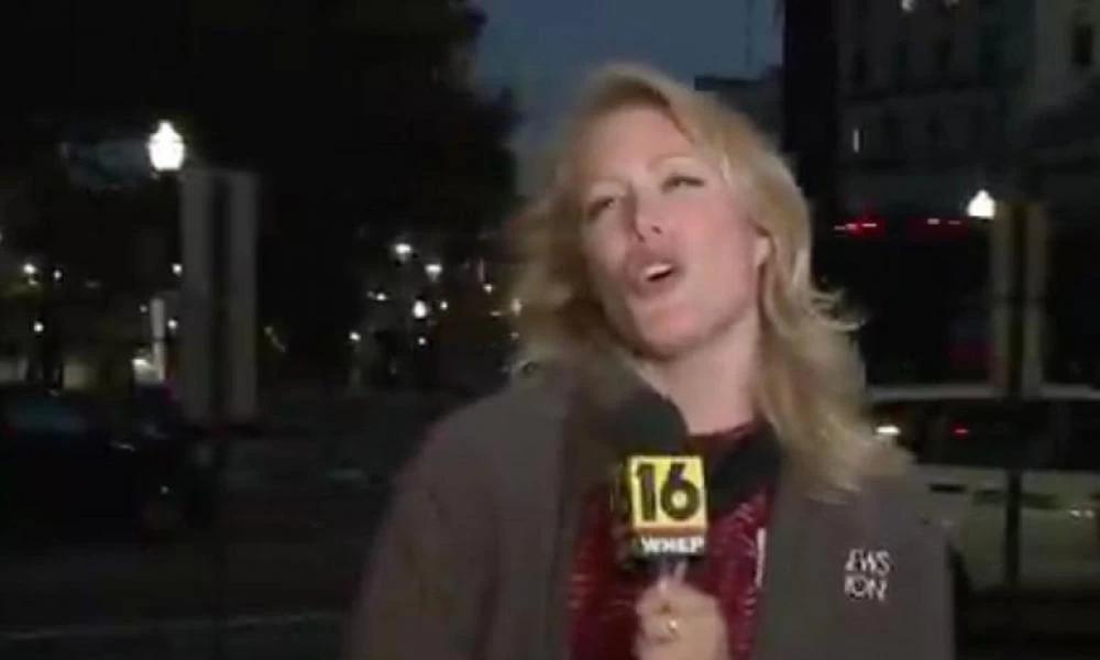 Ρεπόρτερ με ανοικτό μικρόφωνο τραγουδά «πόσο θέλω να κοιμηθώ»